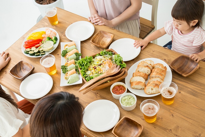 食卓を囲む