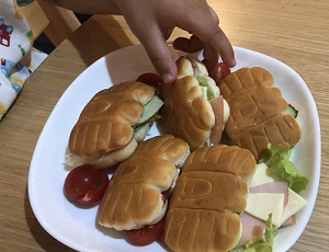 カニパンサンドを持つ手