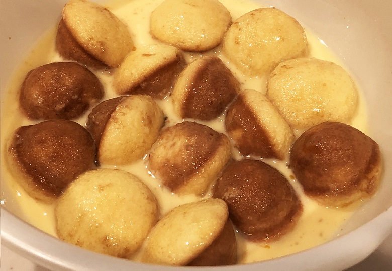 鈴カステラを卵液に入れる